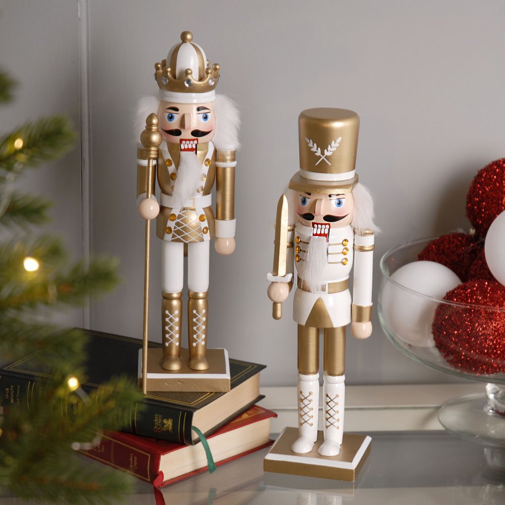 Traditional Nutcracker 30cm 2 Asstd